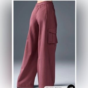 ALO YOGA SHOW OFF CARGO WIDE LEG TROUSER